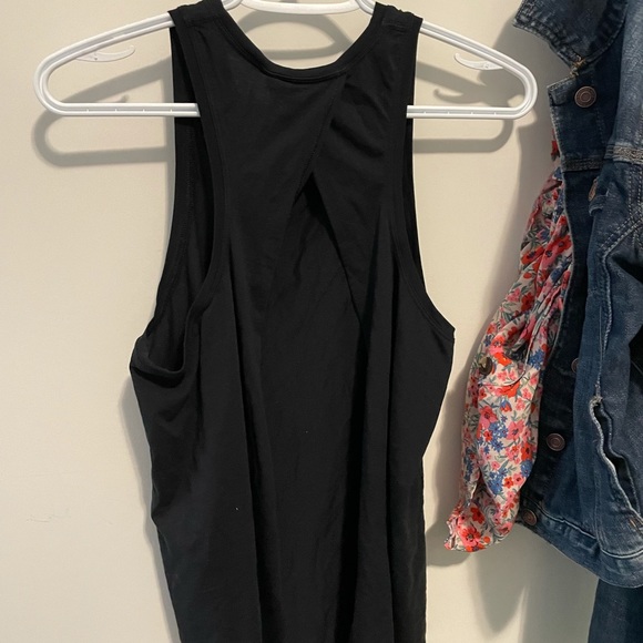 Lululemon all tied up tanks - Picture 2 of 6
